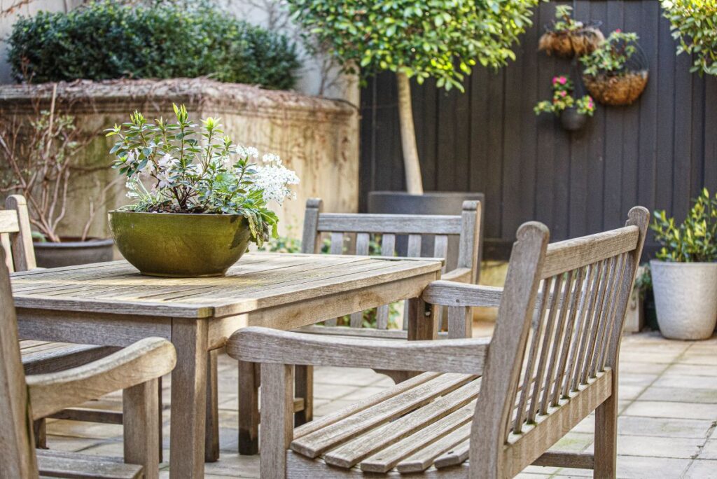 Garten mit Gartenmöbeln