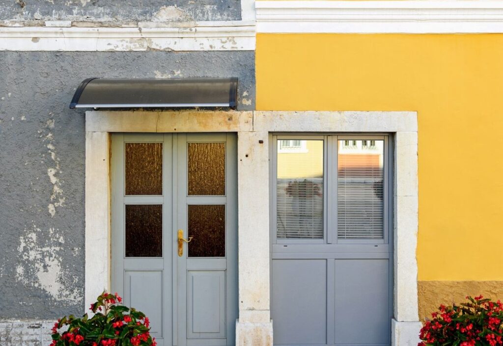 Hausfassade renoviert und unrenoviert