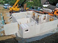 Beton-Fertigkeller werden maßgenau im Werk vorgefertigt und innerhalb kürzester Zeit aufgebaut. (Foto: Partnerbau)