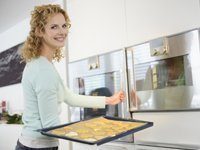 Auch beim Backen: Strom Sparen mit modernen Haushaltsgeräten. Foto: Thinkstock, Stockbyte, altrendo images