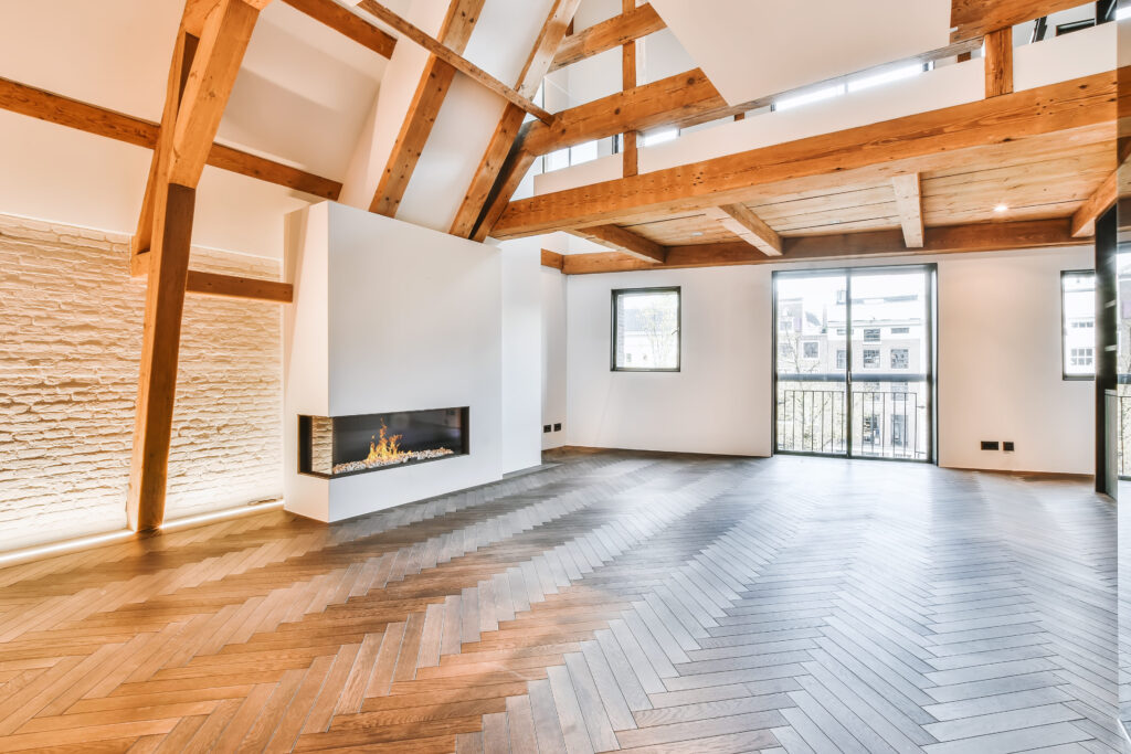 Großzügiger heller, lichtdurchfluteter Raum mit Holz.