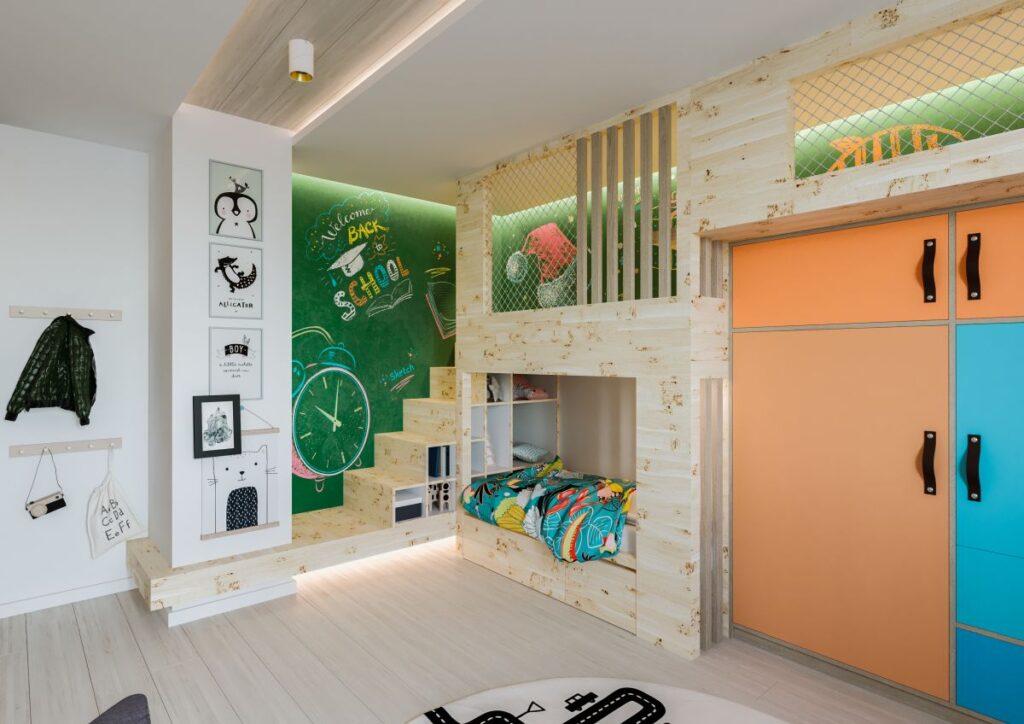 Modernes Interieur eines stilvollen Kinderzimmers mit Maßmöbeln