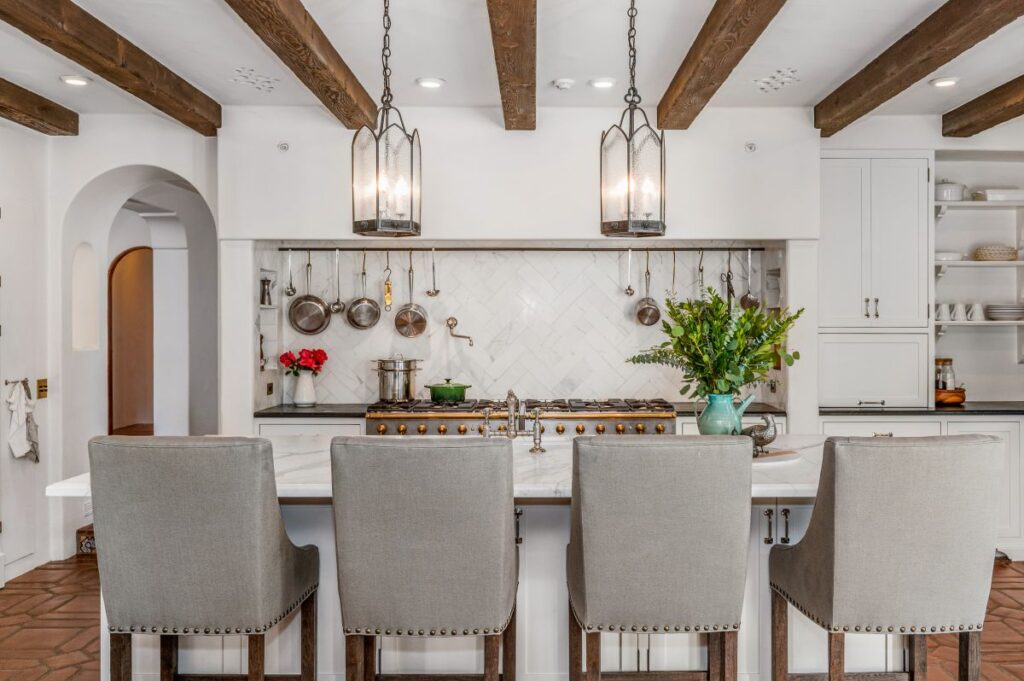 Landhausküche mit braunen Deckenbalken