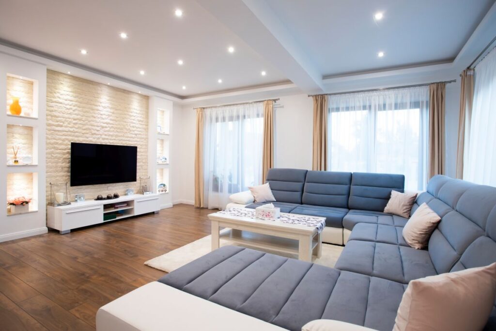 Glatte Decken wirken ungeachtet der Farbgebung sehr organisch und dadurch modern. Eine hervorragende Wahl – besonders, wenn du neu baust oder auf einen zeitlosen Look stehst.