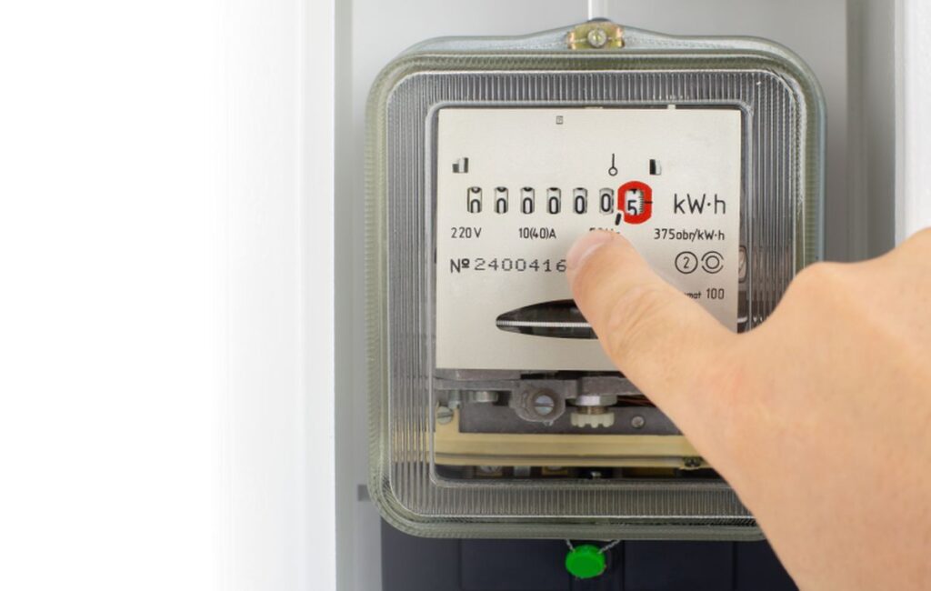 Die Hand berührt den Transformator mit Leerzeichen. Falsche Energieerfassungsmethode.