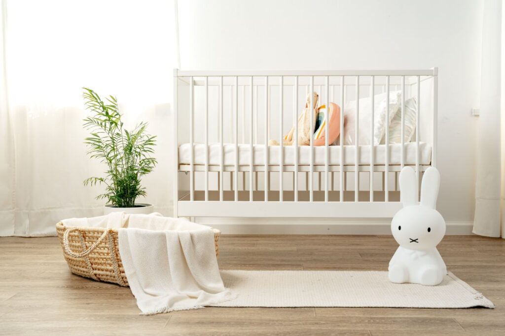 Bild von Babyzimmer mit Babybett