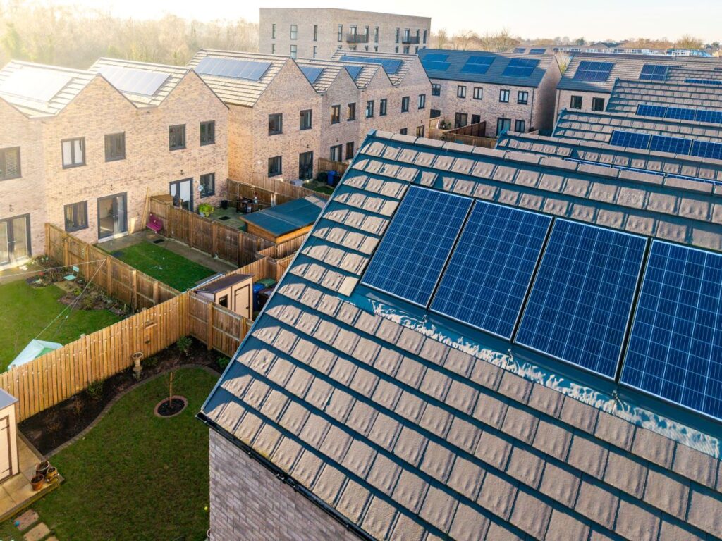 Neubauten Reihenhäuser mit gepflegten Vorgärten und Solardächern