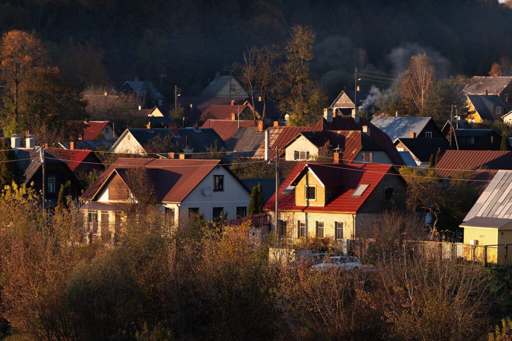 Die Dächer der Häuser der lettischen Kleinstadt Krāslava, Rauch aus den Kaminen, Herbstblick