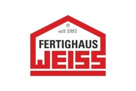Logo des Hausherstellers Fertighaus Weiss. Das Wort Weiss wurde in rot geschrieben und oben mit einem Dach wie bei einem Satteldachhaus verbunden. Das restliche Bild ist weiß, das Wort Fertighaus und "seit 1881" sind in schwarzer Schriftfarbe geschrieben