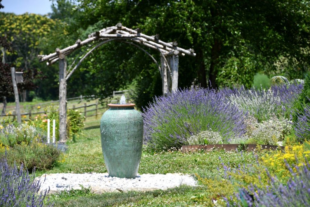 Garten als Wellness Oase mit Springbrunnen Envato Elements MargJohnsonVA