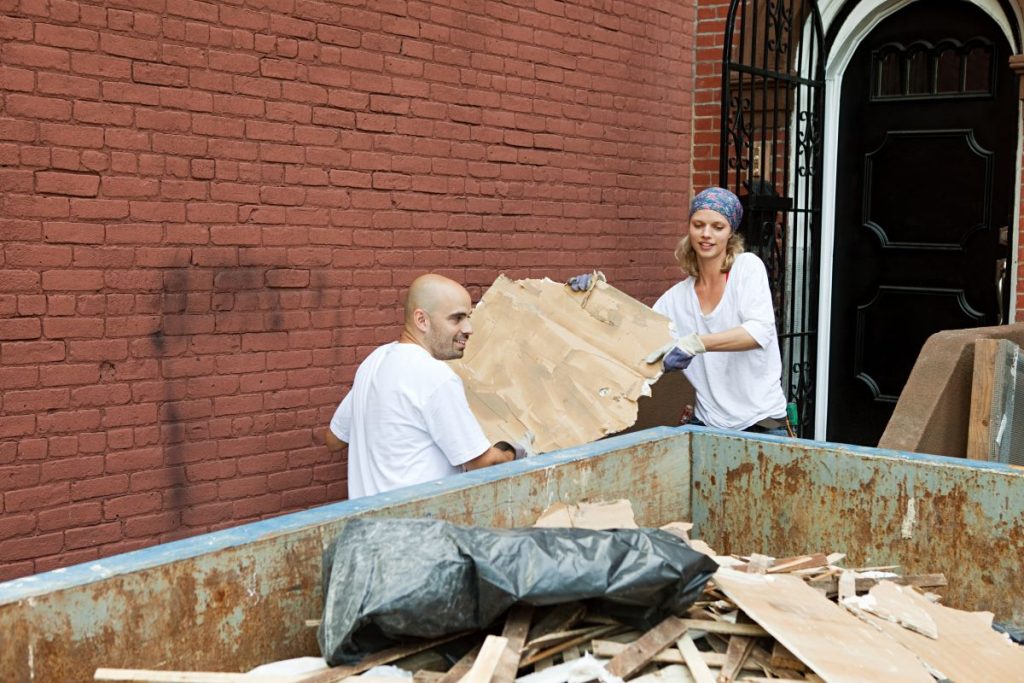 Paar entsorgt Bauschrott