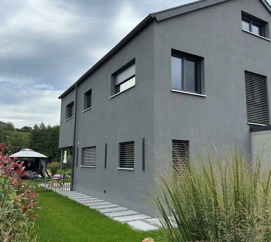 MyMassivhaus Hanghaus Brand Außen Ansicht Garten