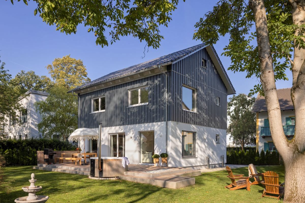 Schwörer Kundenhaus Moser Außenansicht Garten und Terrasse