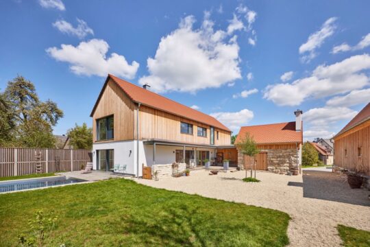 Baufritz Kundenhaus Graf Außenansicht mit Hof