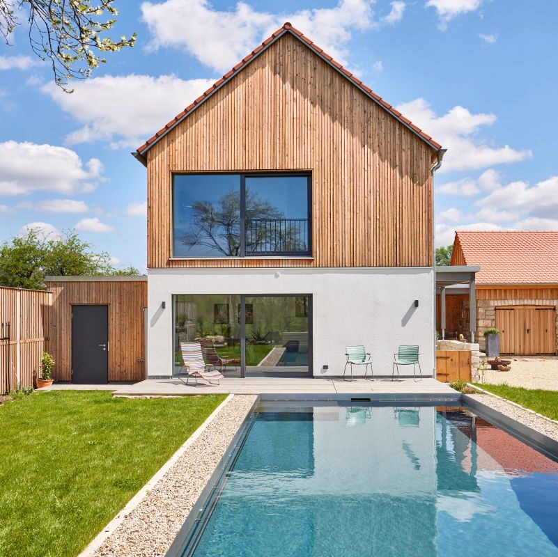 Baufritz Kundenhaus Graf Außenansicht mit Pool