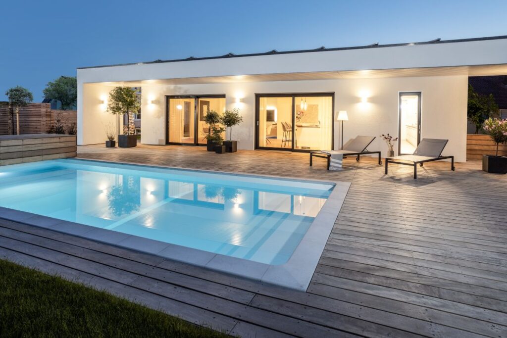 Schwörer Kundenhaus Nowak Außenansicht bei Nacht mit Pool
