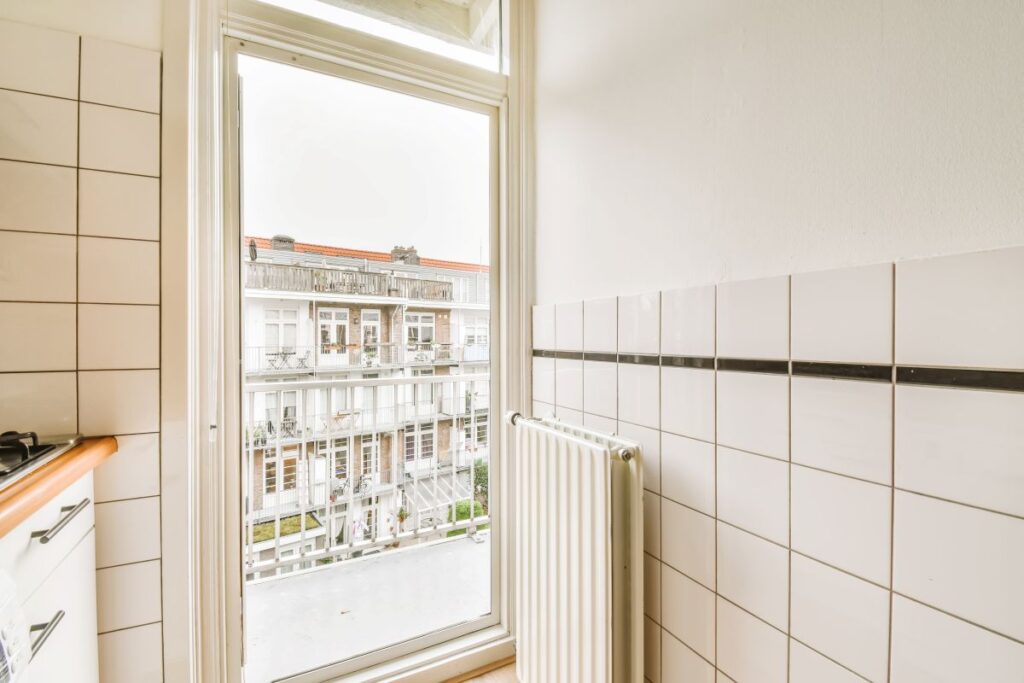 Wohnraum mit Heizkörper und Fenster