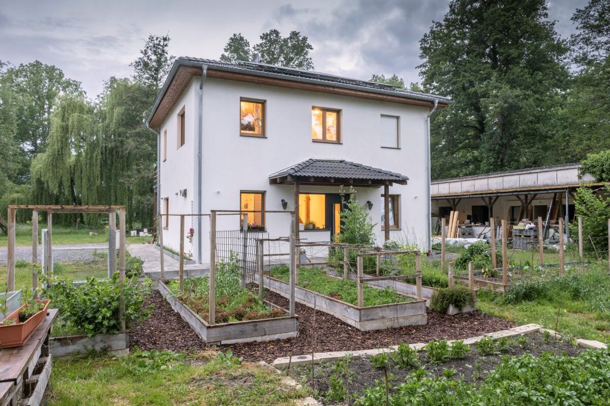 ytong Haus am See Außenansicht Gemüsegarten