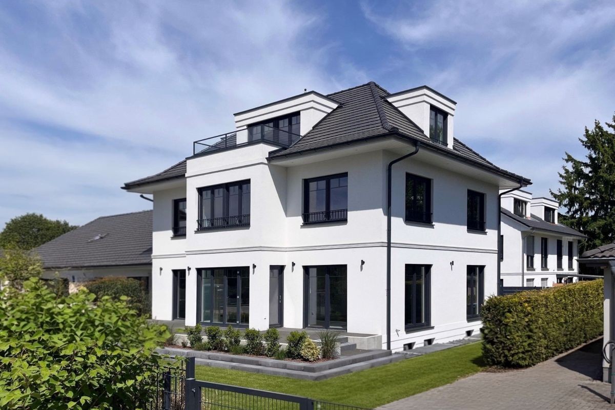 Arge Haus Stadtvilla Außenansicht mit Garten