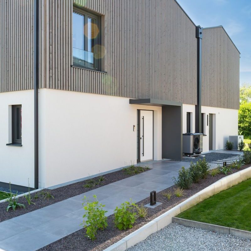 Außenansicht Holzfassade mit Hauseingang