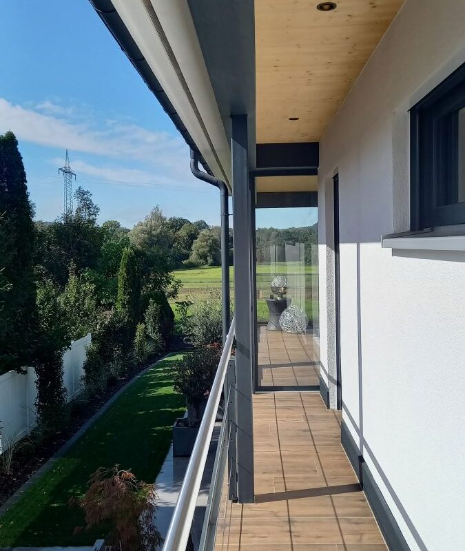 Lehner Haus individueller Bungalow am Hang umlaufender Balkon und Garten