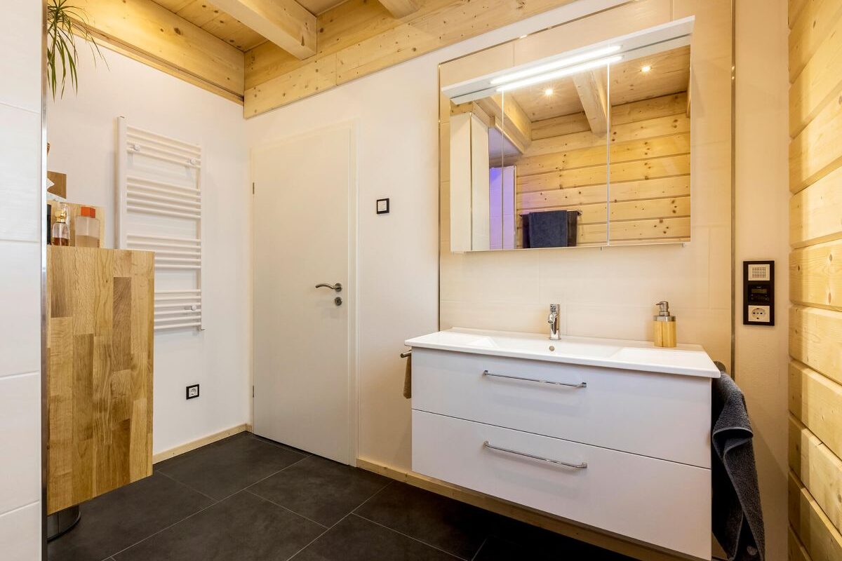 Blockhaus Aalborg Badezimmer in Holzhaus mit Holzwänden