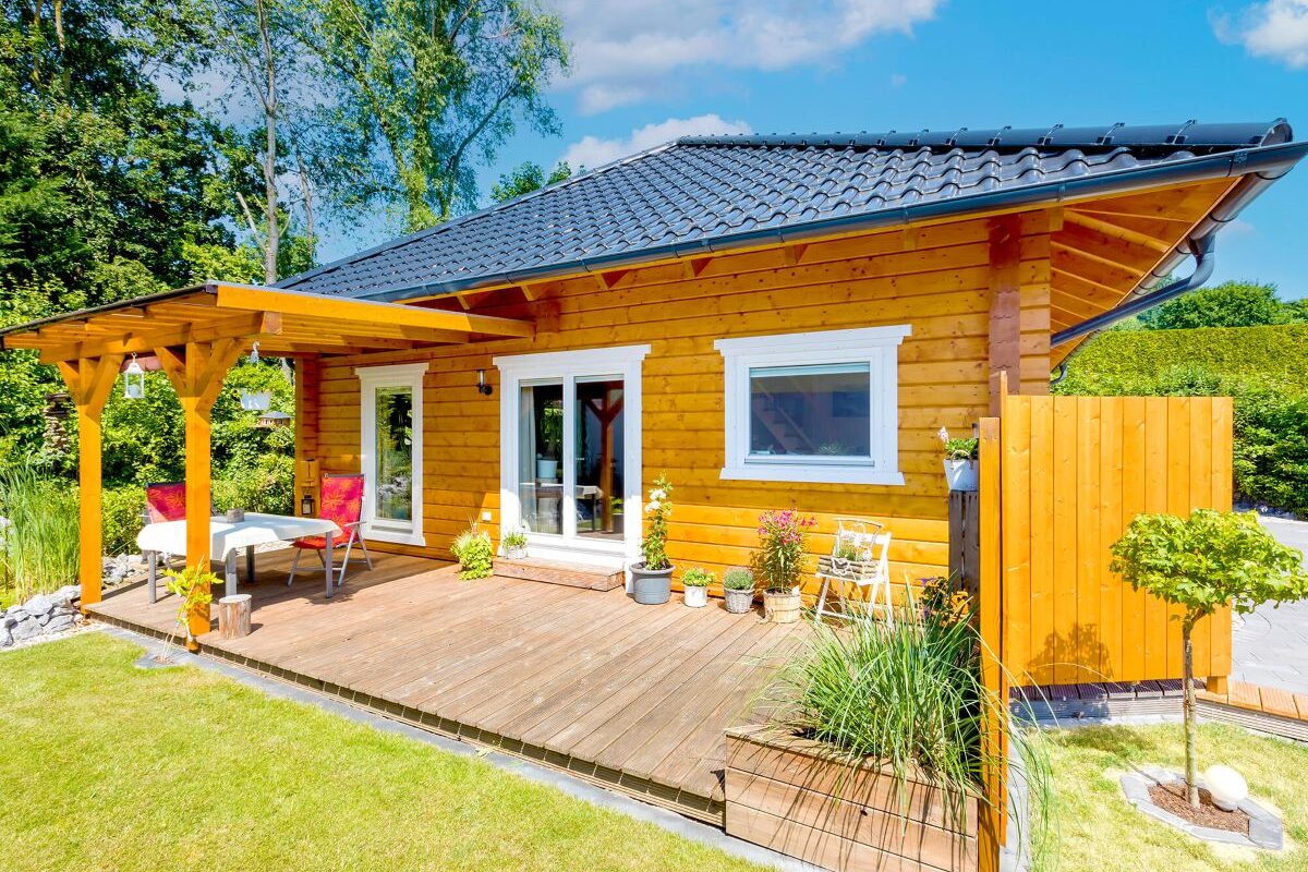 Blockhaus Aalborg Holzhaus von außen mit Terrasse