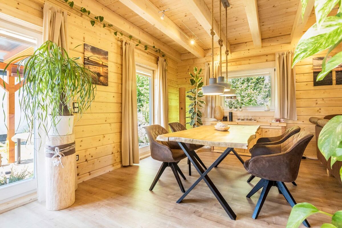 Blockhaus Aalborg lichtdurchfluteter Wohnbereich in Holzhaus