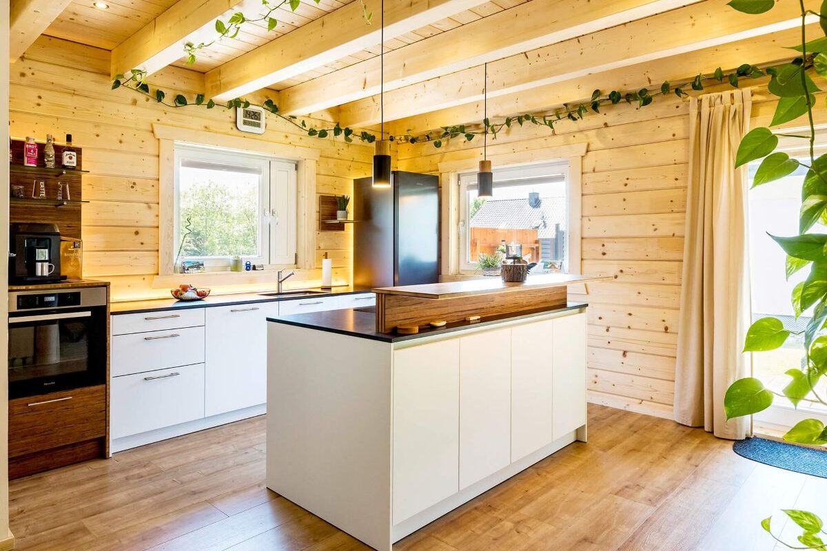 Blockhaus Aalborg offene Küche in Holzhaus mit großer Kücheninsel