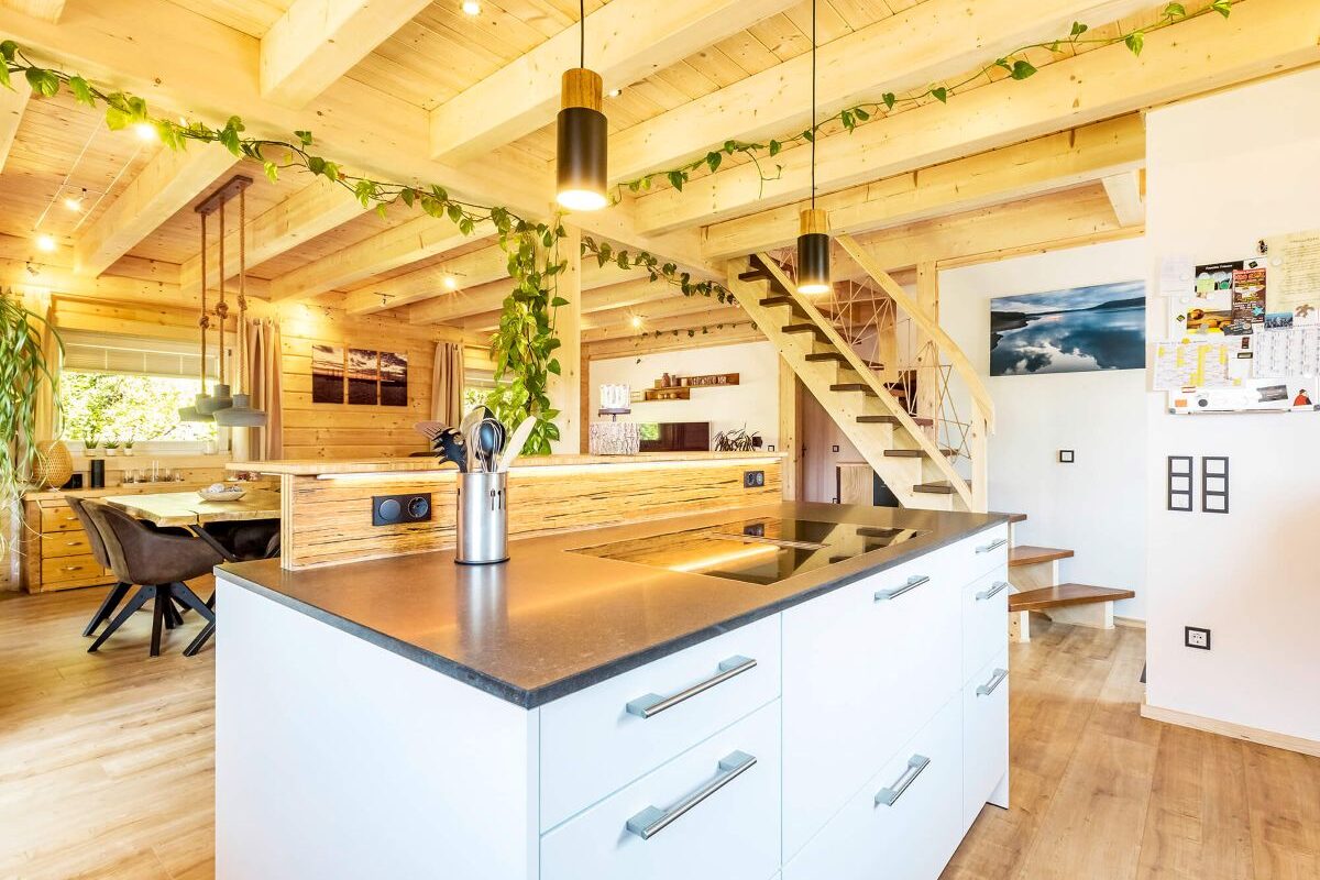 Blockhaus Aalborg offene Küche in Holzhaus mit Weißer Kücheninsel