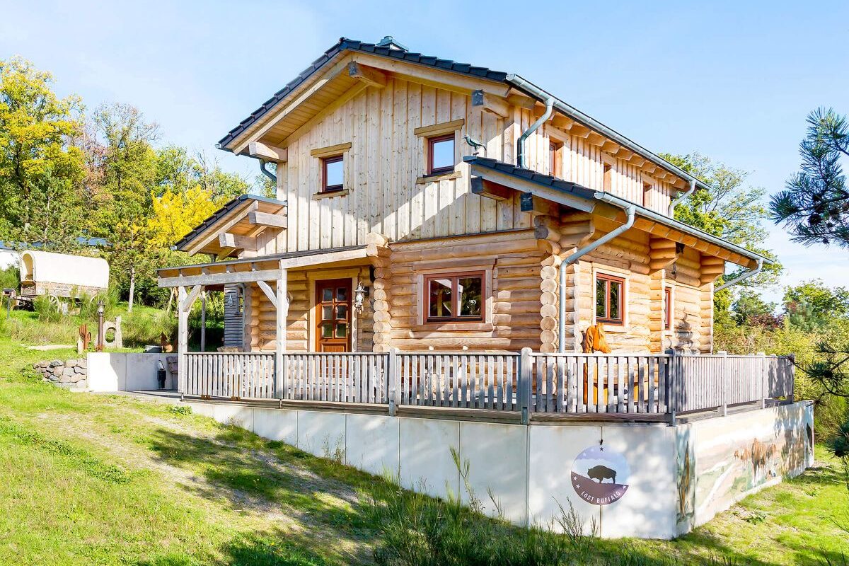 LéonWood Blockhaus Husky Holzhaus mit Garten am Hang