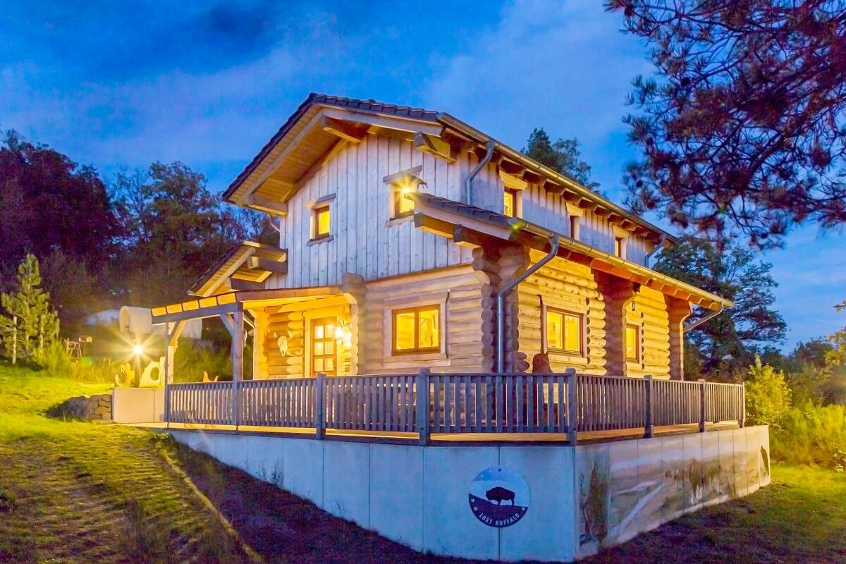 LéonWood Blockhaus Husky Holzhaus mit Garten bei Nacht beleuchtet