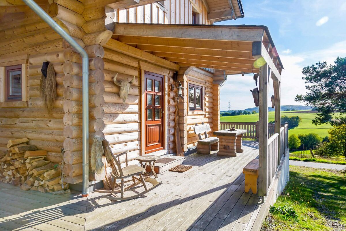 LéonWood Blockhaus Husky Holzhaus rustikal mit Veranda und Eingangsüberdachung