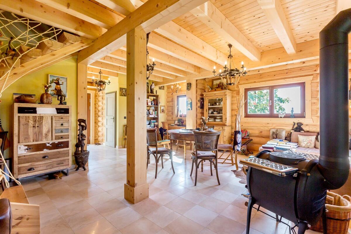 LéonWood Blockhaus Husky Wohnzimmer mit Ofen