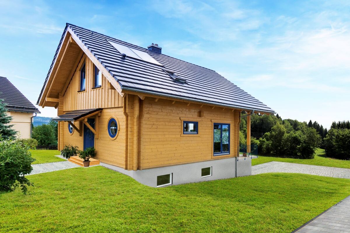 Blockhaus Adria von außen mit Hauseingang seitliche Ansicht