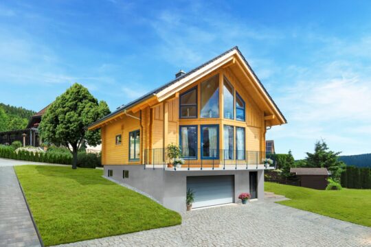 Blockhaus Adria von außen mit Rasenfläche