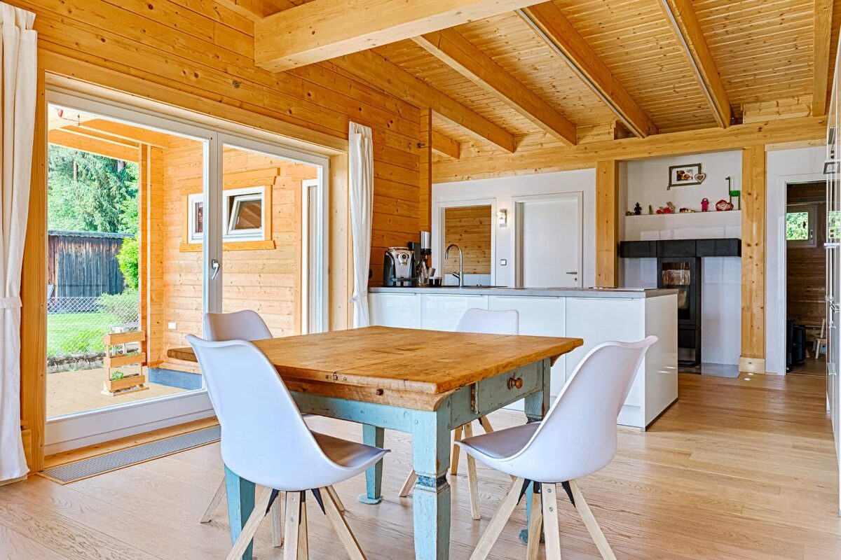 Blockhaus Flatwood Green 90 Essbereich in Holzhaus mit Holzböden und Holzdecke