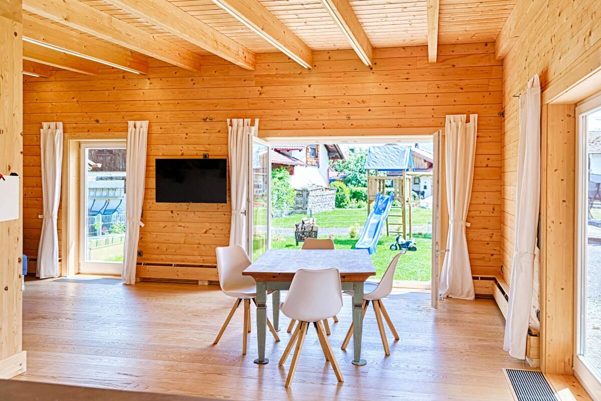 Blockhaus Flatwood Green 90 Esszimmer mit Holzwänden und Holzdecke