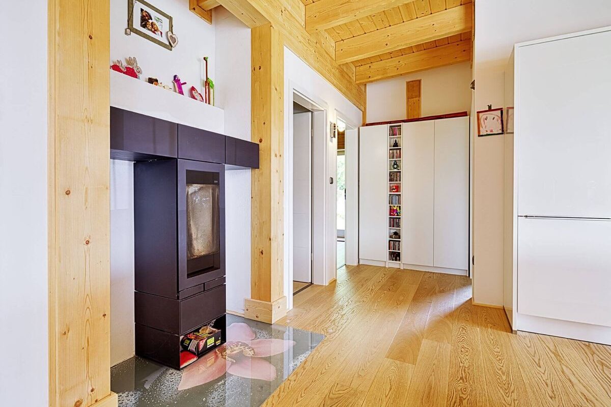 Blockhaus Flatwood Green 90 Flur mit Holzboden und Holzdecke