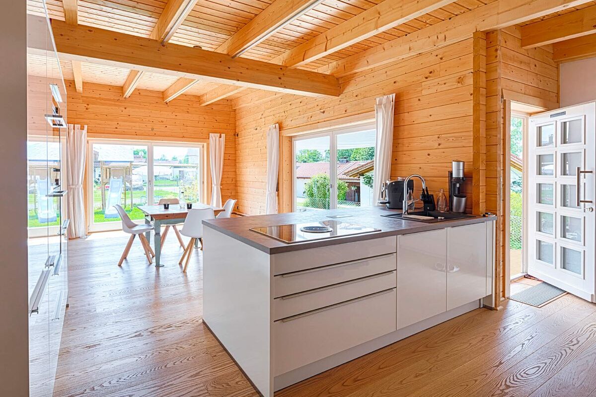 Blockhaus Flatwood Green 90 Küche und Essbereich in Holzhaus mit Holzböden und Holzdecke